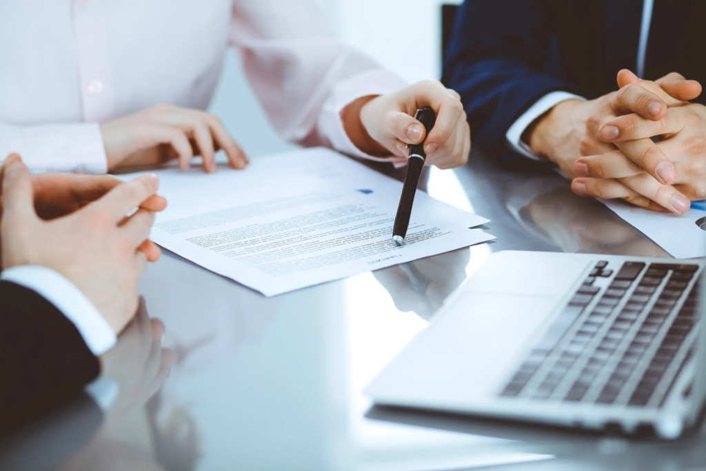 Personnes réunies pour négocier un contrat d’énergie