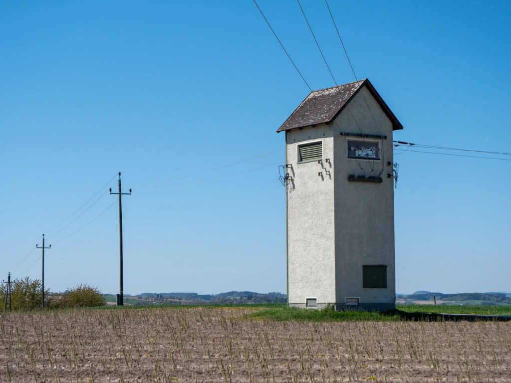 oste de transformation électrique de distribution locale, en zone rurale — infrastructure gérée par le gestionnaire de réseau de distribution, Enedis ou ELD selon la zone.