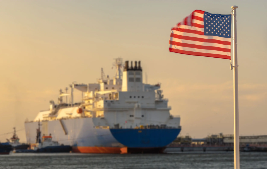 Transport de GNL en second plan avec le drapeau américain en avant
