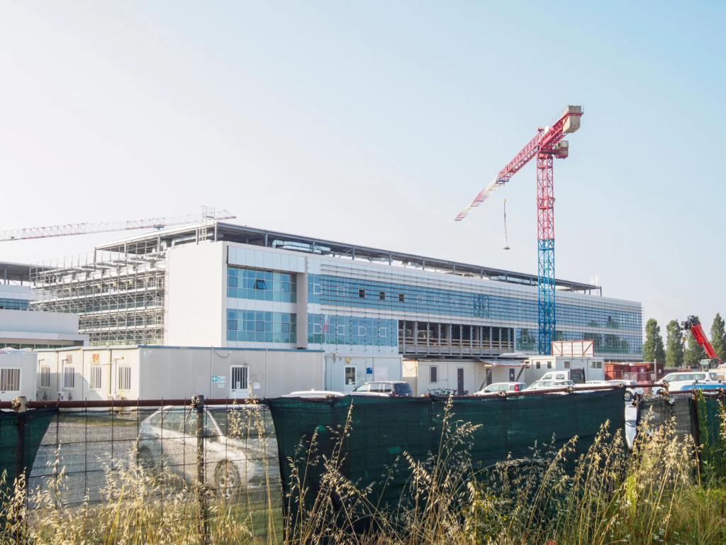 Bâtiment hospitalier en construction, désormais soumis aux exigences de performance énergétique de la RE2020.