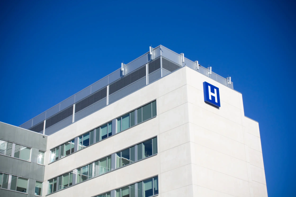 Façade extérieure d'un hôpital, bâtiment à usage tertiaire de santé concerné par le décret tertiaire.