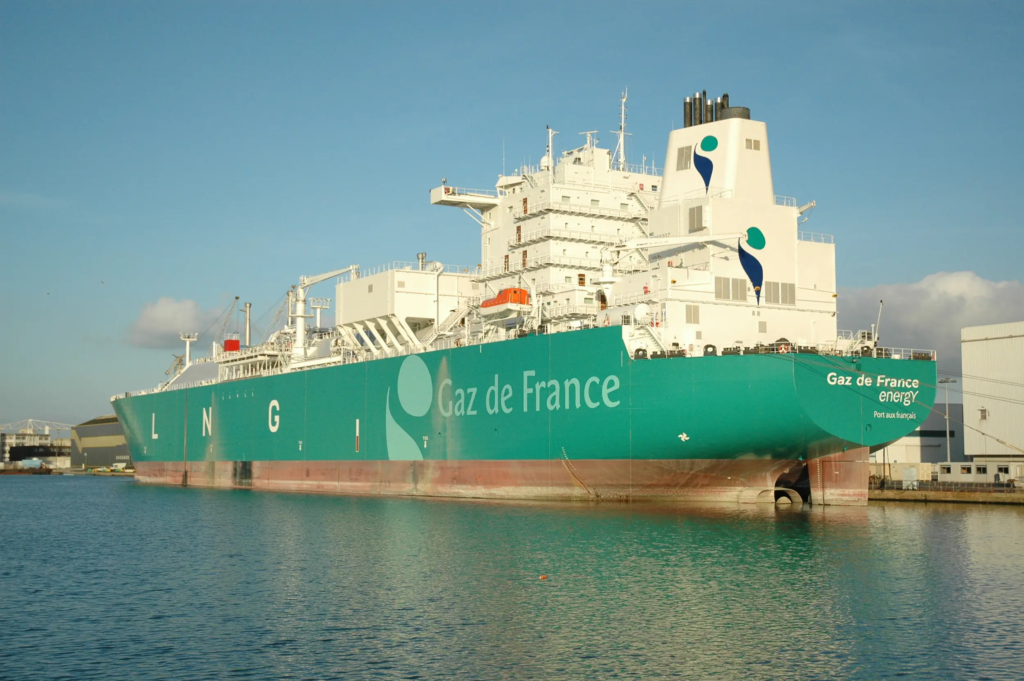 Alt text : Méthanier aux couleurs de Gaz de France (GDF), ancien fournisseur historique du gaz en France