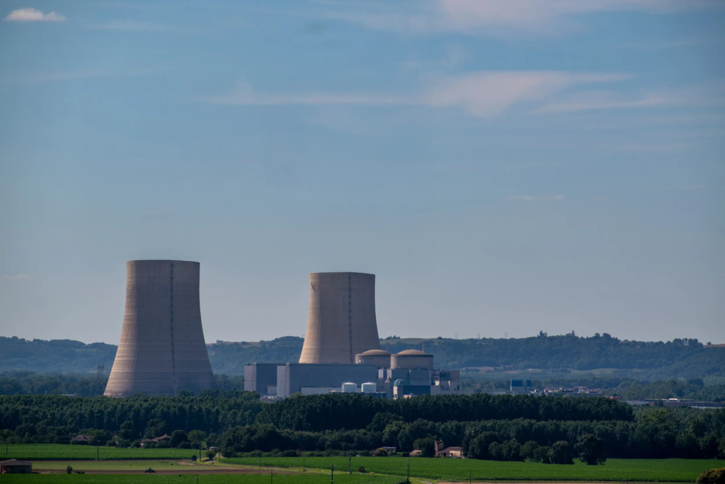 La centrale nucléaire de Golfech (Tarn-et-Garonne) a été mise à l'arrêt lors de la canicule de juin 2026 pour protéger la Garonne d'une élévation excessive de température.