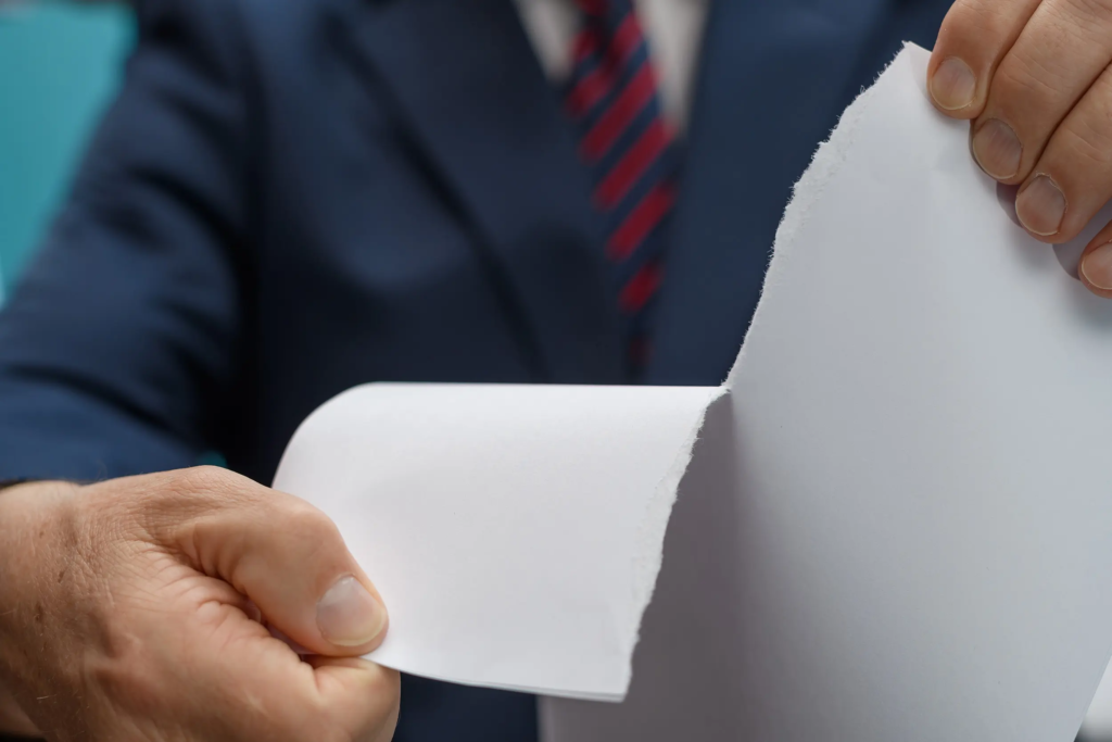 Mains déchirant un contrat de fourniture d'énergie avant de changer de fournisseur.