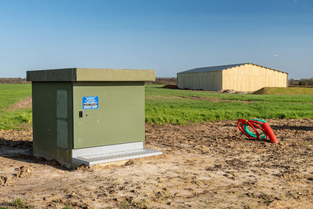 Poste de raccordement électrique dans une zone d'activité, permettant le raccordement au réseau de distribution des sites industriels et professionnels environnants
