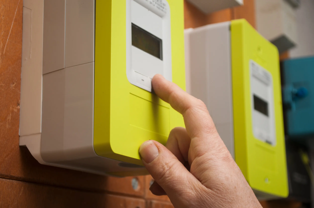 Observation de l'écran d'un compteur Linky pour consulter l'index de consommation électrique