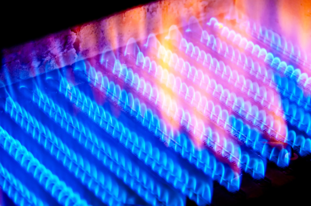 Flamme bleue d'un brûleur à gaz sur une installation de chauffage professionnelle, illustrant le guide sur le choix d'un fournisseur de gaz pour les entreprises.