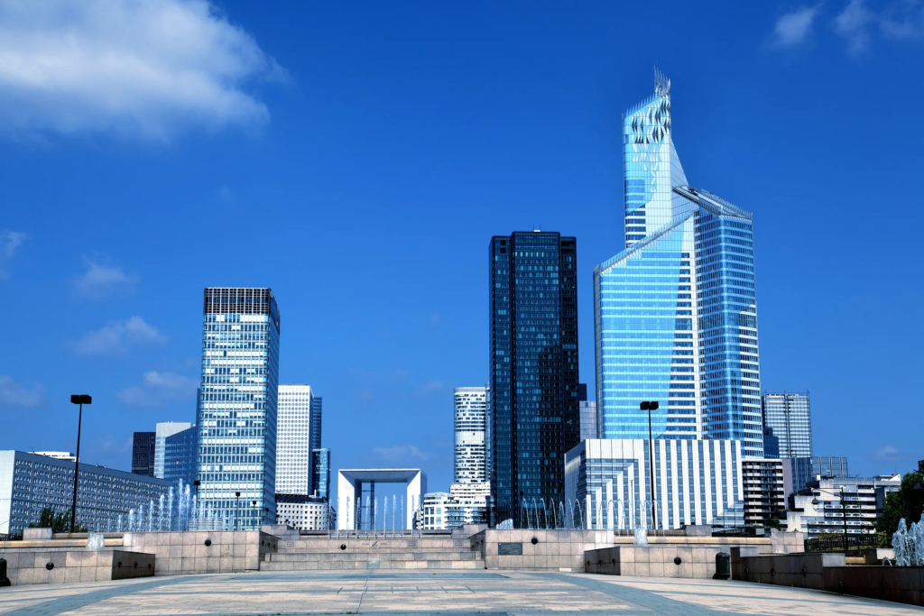 Gratte-ciels de bureaux du quartier d'affaires de La Défense, bâtiments tertiaires assujettis au décret tertiaire et à la déclaration OPERAT