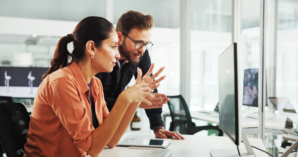 Professionnels dans des bureaux consultant un ordinateur