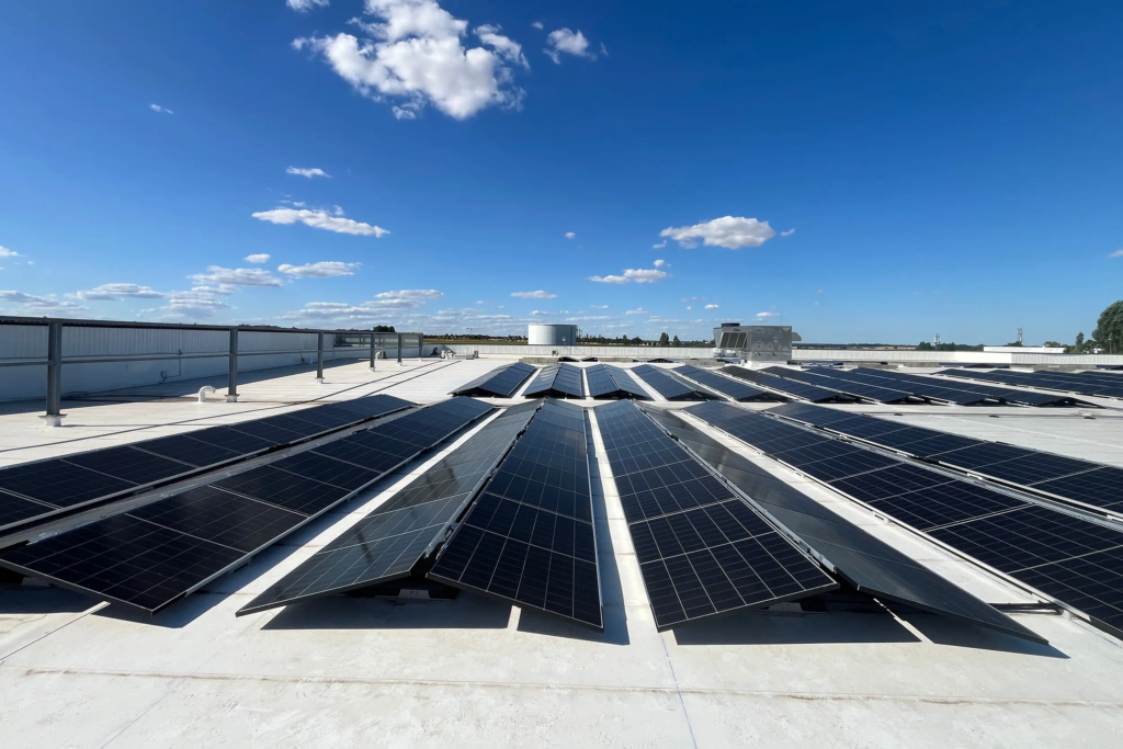 Panneaux solaires photovoltaïques installés sur le toit-terrasse d'un bâtiment tertiaire, illustrant la contribution des entreprises à l'atteinte des objectifs de la SNBC3