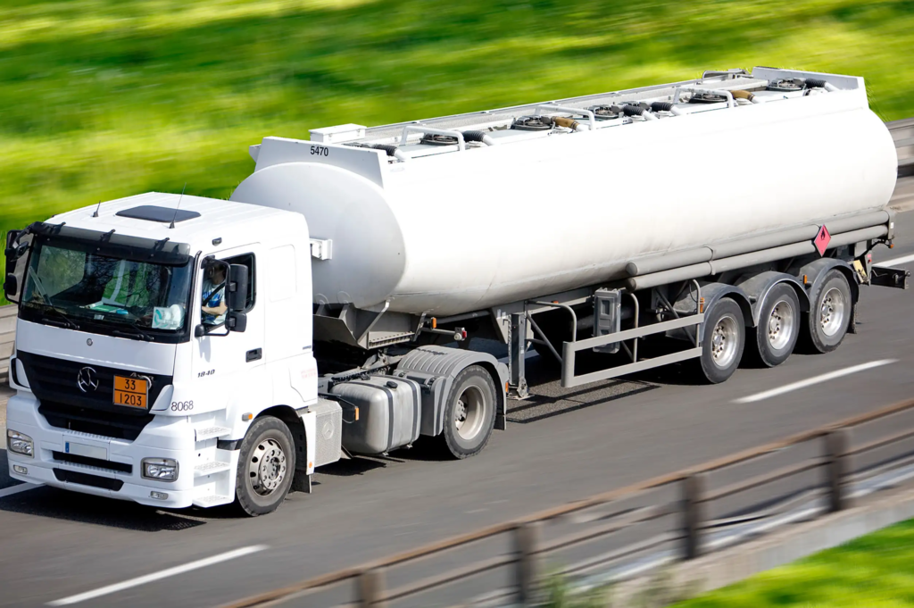 C amion-citerne cryogénique transportant du bioGNL, biométhane liquéfié livré aux sites non raccordés au réseau de gaz