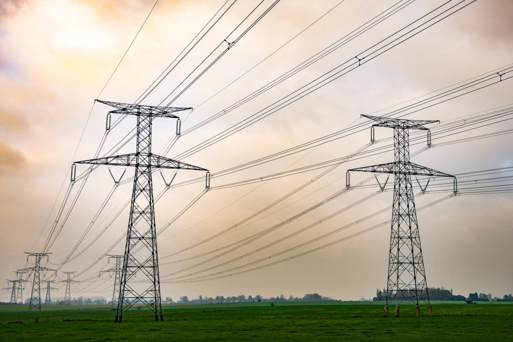Pylônes et lignes haute tension illustrant le rapport CRE sur le système électrique français.