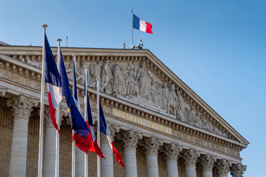 Façade à colonnes du Palais Bourbon, siège de l'Assemblée nationale à Paris, où est examiné le projet de loi de finances 2027