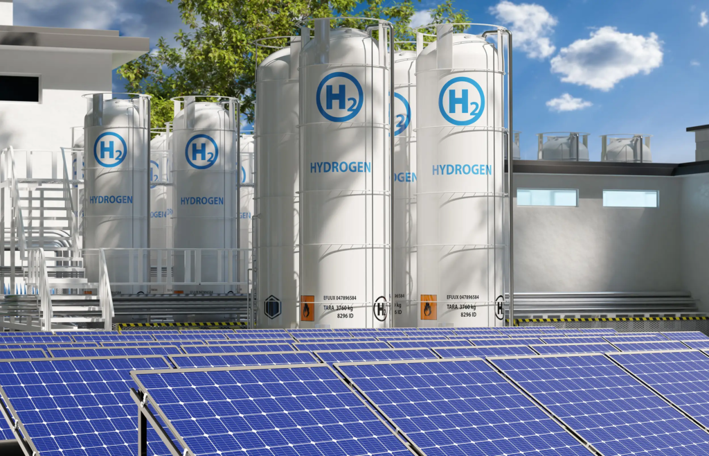 Panneaux photovoltaïques devant des réservoirs d’hydrogène, illustrant la production d’hydrogène décarboné par électrolyse.