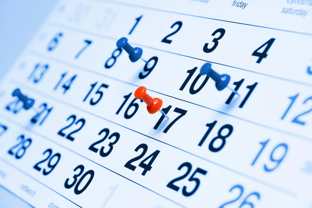 Calendrier avec des épingles rouges marquant différentes journées de l’hiver.